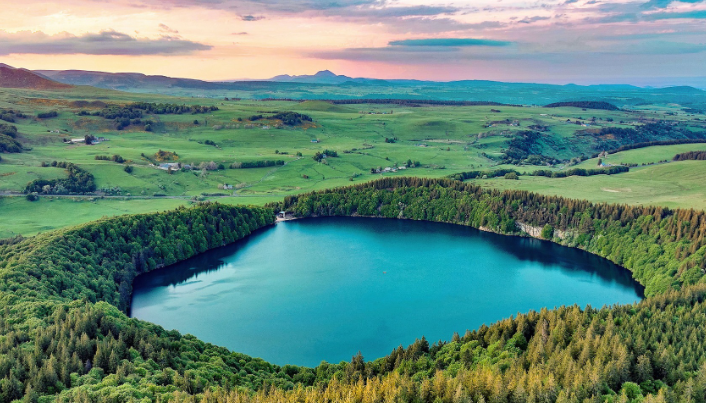 Lac Pavin, lac volcanique accessible en Auvergne